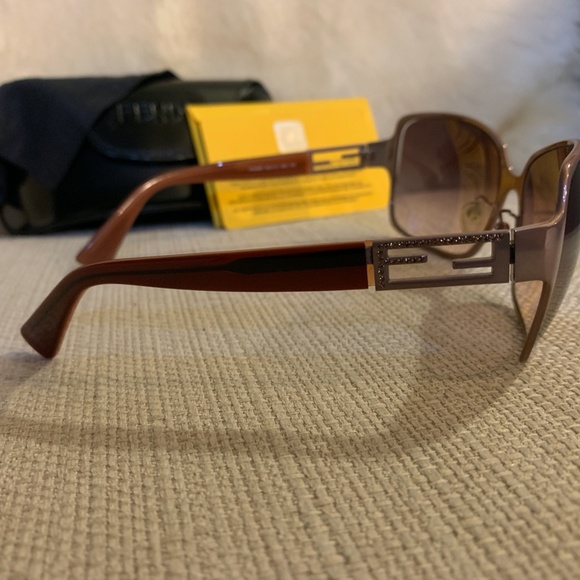 Fendi Sunglasses with Case Card envelope - Picture 6 of 7